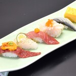 5 pieces Sushi Sushi Kuroge Wagyu beef and sea urchin topping sushi