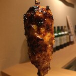 Yakitori Higebouzu - 【つくね】
      鳥のもも、ぼん、胸、やげん等を混ぜ合わせたつくね。自家製の継ぎ足しタレで焼き上げ、炭の香りと肉汁が溢れ出す。