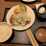 とり鉄 - 鳥もも肉の山賊焼定食（870円）