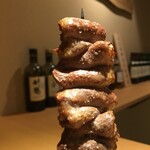 Yakitori Higebouzu - 【はつ】
      強火でぷりっと一気に焼き上げる。脂は香ばしく、肉は柔らかく、水分を内包させ塩と融和させる。まるで牛タンのような歯応え。