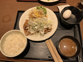 Toritetsu Kaihimma Kuharipurenamaku Hariten - 鳥もも肉の山賊焼定食（870円）