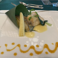メインダイニングルーム 三笠 - 鱸と鮑のポワレ　
                    笹の葉飾り 五徳味噌香る野菜　
                    ブールブランソース　
                    オレンジのはちみつ