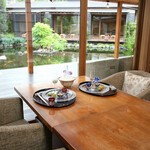 Teppan Kaiseki Kurama - 中央に配した池を眺めながらお食事をお愉しみください。