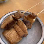 あけみちゃん号 - ◎ 串焼、地味な見た目に騙されるな、至高の旨さだぞ！　絶対頼め!!