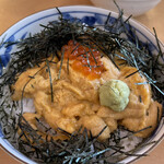あけみちゃん号 - ○ うに丼　まぐろも食べるべきなので、こちらはお代わり用が良い。
