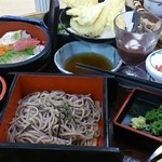 和ぐるめ - 料理写真:「海宝 小丼花籠（かいほう こどんはなかご）」（990円、756kcal）ざるそば