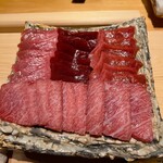 すが弥 - 今夜の踊り子さん達。奥の左から時計回りに、腹カミの中トロ、赤身、背トロ、カマです