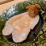 すが弥 - 鰆のお腹部位。薬味の山わさびオカカとの相性が抜群