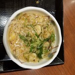 丸亀製麺 - かけ汁に揚げ玉とねぎ