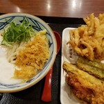 丸亀製麺 - とろたま並 430円と天婦羅たち。