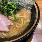 横浜家系ラーメン 三郷家 - 濃いめ多めでもバランスのいいスープ。