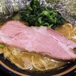 横浜家系ラーメン 三郷家 - チャーシューはほんのりスモーク。