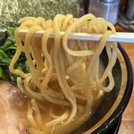 横浜家系ラーメン 三郷家 - 麺リフト。