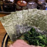 横浜家系ラーメン 三郷家 - 海苔増しは5枚100円。