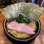 横浜家系ラーメン 三郷家 - ラーメン700円硬め濃いめ多め。海苔増し100円。