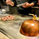 赤坂鉄板焼 ヒレ - 大山どりを焼いてます