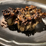 SMOKE DOOR - 調理場でとても美味しそうに見えたので追加で頼んだ「遠火で2日間吊るしたマイタケの薪焼き」980円税別、舞茸の旨味が凝縮、閉じ込められてる、旨味成分の塊り、美味しくないわけがない。