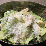 SMOKE DOOR - 焼きシーザーサラダ: サラダを焼く？どんな食べ物かと思えばロメインレタスを薪火で焼いてるそうだ。これは唯一無二のサラダだ。こんなサラダ初めて。美味