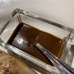 SMOKE DOOR - チキンの薪焼きに付いてきた特製ソース、カレーのような、味噌のような、食べたことのない味、何につけても美味しそう