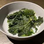SMOKE DOOR - 突き出し: 薪火で水分を飛ばしたケール、パリパリ食感でいい塩梅