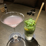 SMOKE DOOR - ルバーブとバニラのマティーニ900円、シーズナルハーブとレモンのモヒート1000円、このマティーニかなり強い、ハーブどっさり密林地帯