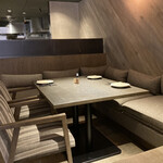 SMOKE DOOR - 3人でL字に座るソファー席もいい