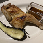 SMOKE DOOR - メイン: 48時間調理したチキンの薪焼きと茄子のローストおいしところだけ、薪の香味でさらに食欲が増す、皮パリッ、肉しっとりジューシー、茄子も薪で焼くと香ばしくなる、身だけをスプーンで削いで食べる。