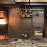 SMOKE DOOR - 真ん中に吊るされてるのはカリフラワーの熾火焼き、熾火（おきび）とは着火した薪や炭が炎を上げず芯の部分が真っ赤に燃えている状態、炎が上がっていなくても非常に高温。