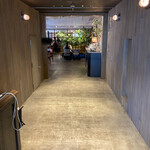 SMOKE DOOR - この奥に落ち着ける空間が広がる。