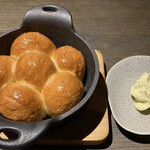 SMOKE DOOR - 焼き立てパンと発酵バター、焼き立てで超熱々、ふわもちしっとり、上に乗ってるザラメの塩が効いてる、ゴルゴンゾーラみたいな味のバターをつけるとさらに旨味が増す。これも初体験