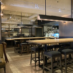 SMOKE DOOR - お一人様だとこのテーブルに通されてた、一人で来てる人もけっこういた