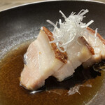 SMOKE DOOR - 豚肉のクリスピーグリル、名前の通り外側の皮はかなりパリッとしてる、肉はパサパサしてなくてとてもしっとり、このギャップの食感、初めて