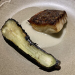 SMOKE DOOR - メイン: ドライエージングした白身魚のローストと茄子のローストおいしいところだけ、人生マイベスト魚のローストだった。これも皮は超クリスピーで中の身はしっとり、旨味の凝縮され方が半端ない、記憶に残る一品