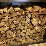 SMOKE DOOR - 薪がぎっしり積んである