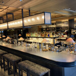 SMOKE DOOR - お店を出たところにあるバー、注文したドリンクはここで作っていた。