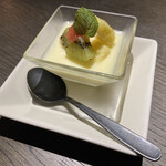 SMOKE DOOR - デザート: レモンのムース、最後にレモンの酸味でお口をサッパリ、とても滑らかなムース