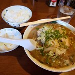 一徹 - 青じそラーメン（正油）と小ライス。@ 840円也。ラーメン丼は「昔ながらの」小振りサイズ。見た目では判りませんが、炒めモヤシ＆炒めタマネギが結構入ってます。