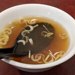 三龍亭 - 付属の中華スープ
            前回食したラーメンの汁と同じく生姜感が特徴だか
            生姜も醤油も若干薄めに調整されてる感じ