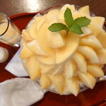 DAIBAN COFFEE cafe - もも氷1,780円✨上から。美しく敷き詰められた桃でした✨飾りのミントも新鮮でいい香りと辛み•*¨*•.¸¸♬•*¨*•.¸¸♪