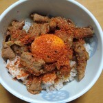 Shunsen Kurabu - ホルモン丼しょうゆ味（594円）に生玉子の黄身をON