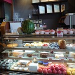 DAIBAN COFFEE cafe - まるでフルーツ屋さんのようなショーケース✨