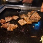 ステーキ・お好み焼き食べ放題 熱狂道とん堀 - お肉は自分で一口大に切りました