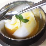 三燈舎 - ココナツプリンのマンゴーソースかけ