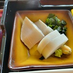 日本料理 箱根 華暦 - 鰆の叩き 若布 山葵 蒲鉾 小松菜の炒め物