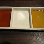 焼肉×もつ鍋 二子玉川 蔵月 - つけだれが3種類に。
      