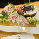 和食と鮨のに条 - 器がほんと綺麗！ずっと飾っておきたいw手前は活鯛。ポン酢つけていただきました。右手前は夕張メロンの漬け物。いい塩梅で美味しかった。タコも旬ですよね。皮と身の間の部分わたし好きです