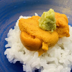 和食と鮨のに条 - 最後は雲丹ちゃんをご飯に乗せてもらった。今年初めての【美味しい】雲丹食べたわ。