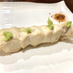 Tori Shou - 一品目の笹身は中レアで、一振り塩と擦りたて本山葵で頂きます。素晴らしく美味しい。