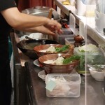 みなとや - 奥に見えるのが特大の丼