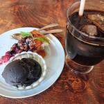 古民家 綱五郎 - アイスコーヒーとベリーベリータルト、竹炭アイスクリーム。